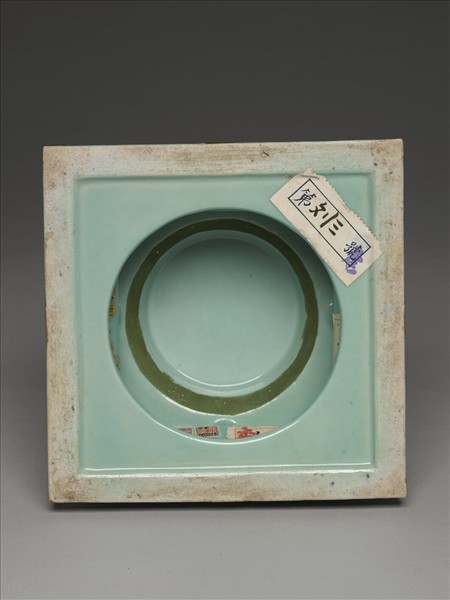 粉彩白地花卉紋塔