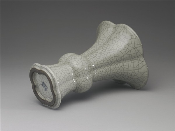 青瓷海棠式花觚