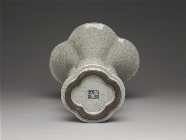 青瓷海棠式花觚