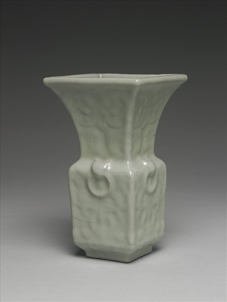 青瓷印花銜環方尊式瓶