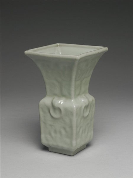 青瓷印花銜環方尊式瓶