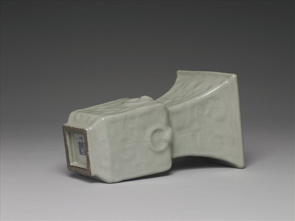 青瓷印花銜環方尊式瓶