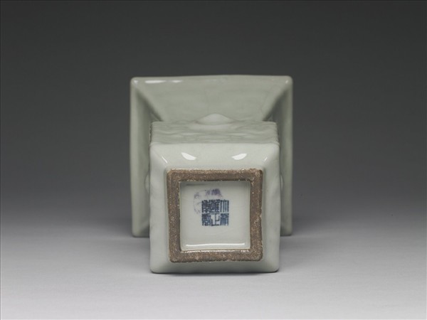 青瓷印花銜環方尊式瓶
