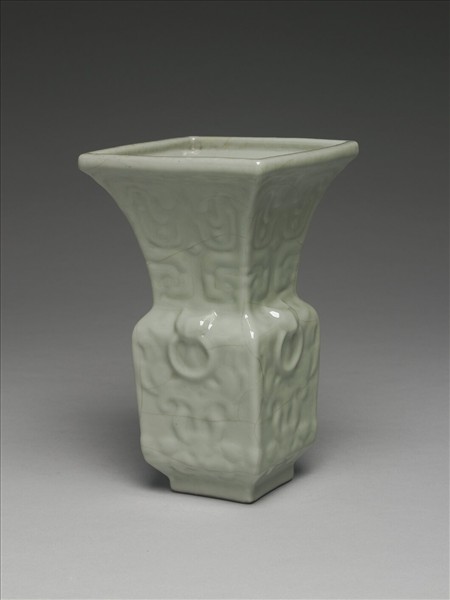 青瓷印花銜環方尊式瓶