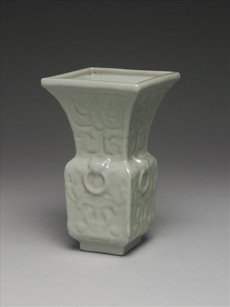 青瓷印花銜環方尊式瓶