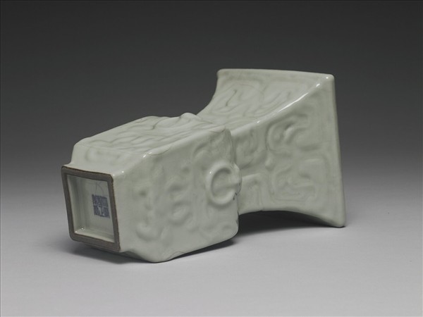 青瓷印花銜環方尊式瓶