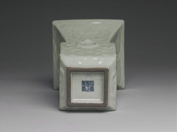 青瓷印花銜環方尊式瓶