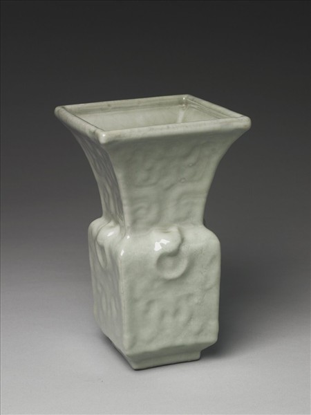 青瓷印花銜環方尊式瓶