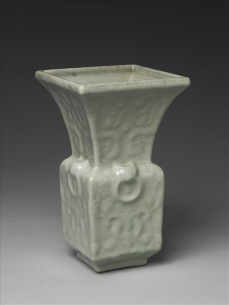 青瓷印花銜環方尊式瓶