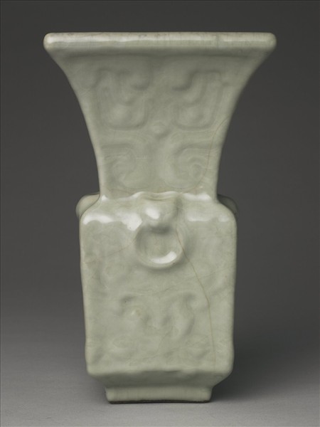 青瓷印花銜環方尊式瓶