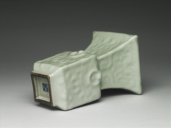 青瓷印花銜環方尊式瓶