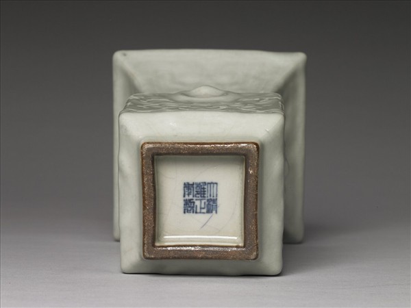 青瓷印花銜環方尊式瓶