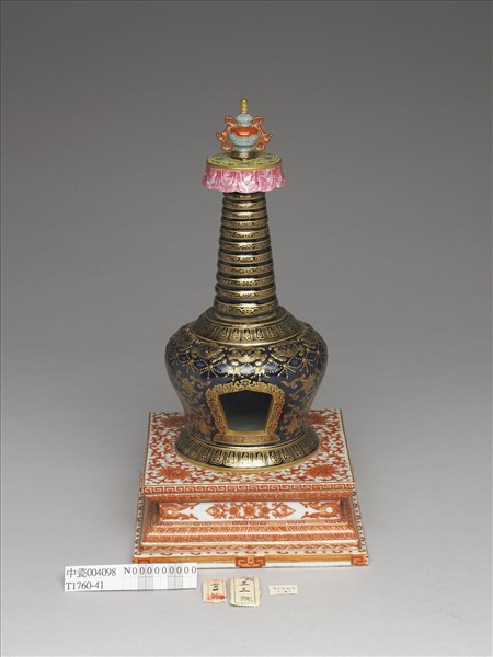 粉彩藍地描金花卉紋塔形龕