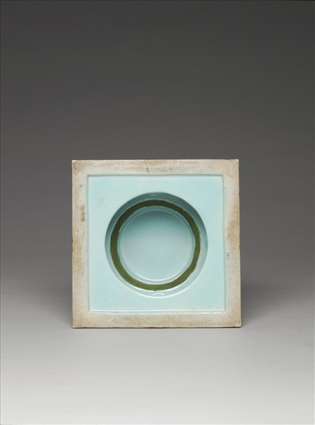 粉彩藍地描金花卉紋塔形龕