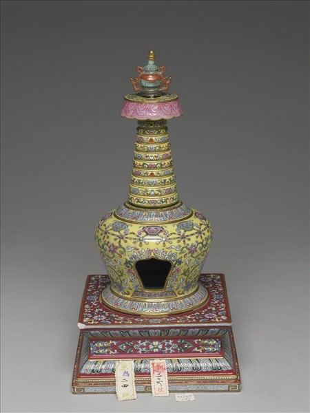 粉彩黃地花卉紋塔型龕