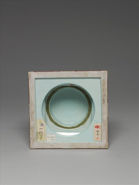 粉彩藍地花卉紋塔形龕