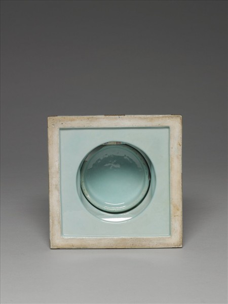 粉彩紅地描金花卉紋塔型龕