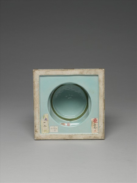 粉彩紅地描金花卉紋塔型龕