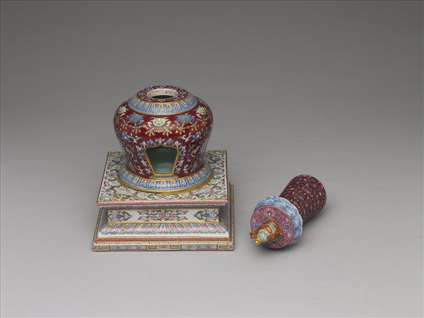 粉彩紅地花卉紋塔形龕