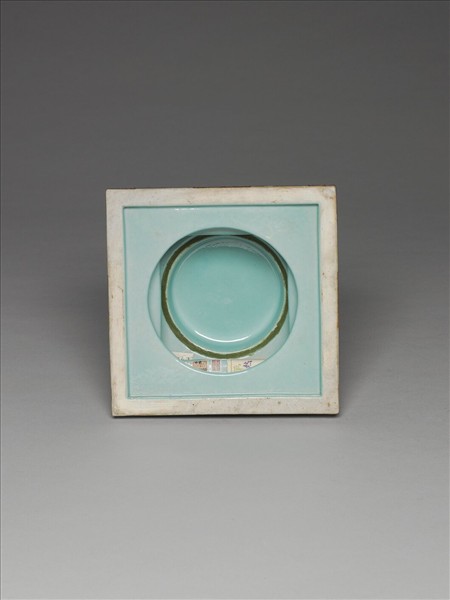 粉彩紅地花卉紋塔形龕