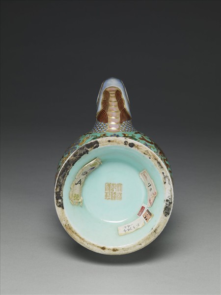 粉彩綠地八吉祥奔巴壺