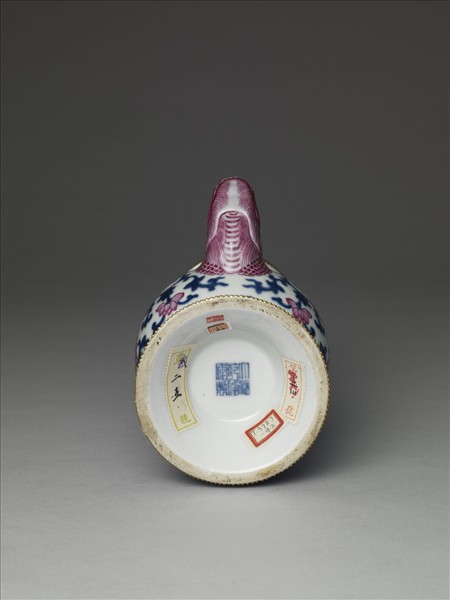 青花胭脂紅番蓮紋奔巴壺