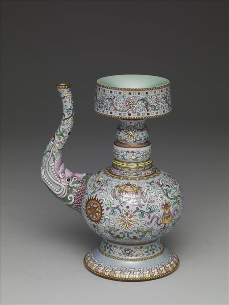 粉彩紫地八吉祥紋奔巴壺