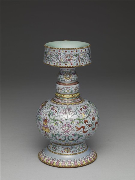 粉彩紫地八吉祥紋奔巴壺