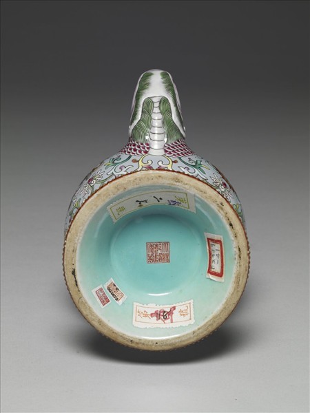 粉彩紫地八吉祥紋奔巴壺