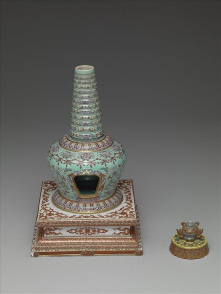 粉彩綠地獸面花卉紋塔形龕