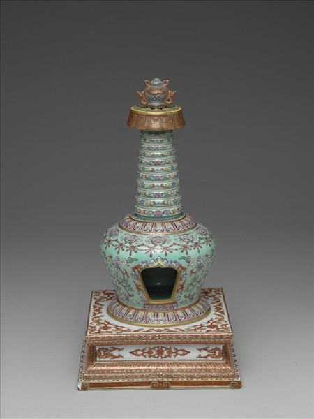 粉彩綠地獸面花卉紋塔形龕