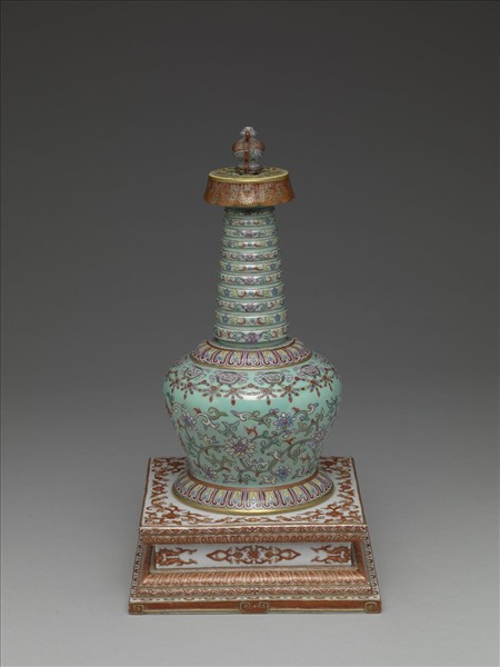 粉彩綠地獸面花卉紋塔形龕