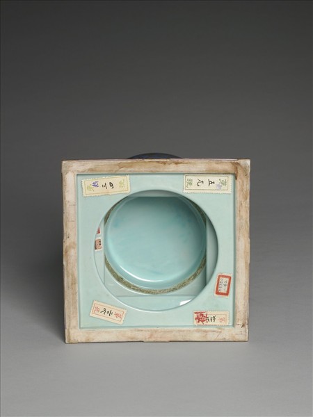 粉彩藍地金彩花卉紋塔