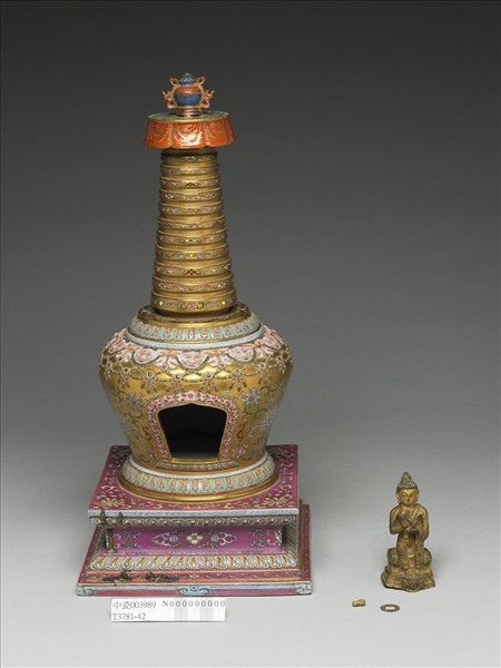 粉彩金地花卉紋塔