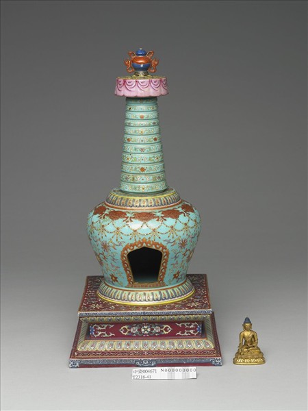 粉彩綠地花卉紋塔形龕