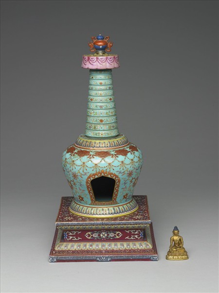 粉彩綠地花卉紋塔形龕