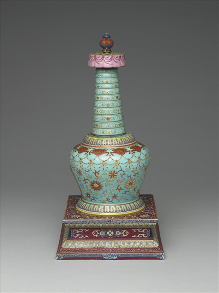 粉彩綠地花卉紋塔形龕