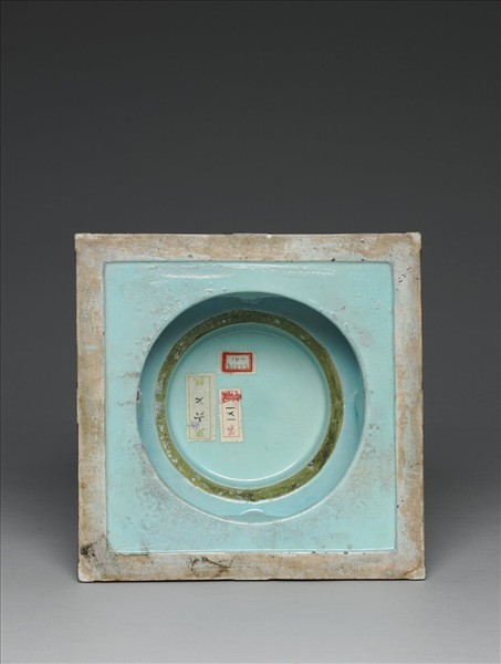 粉彩綠地花卉紋塔形龕