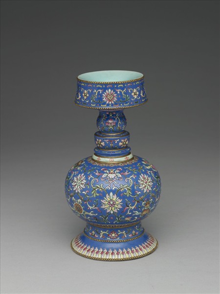 洋彩藍地番蓮紋奔巴壺