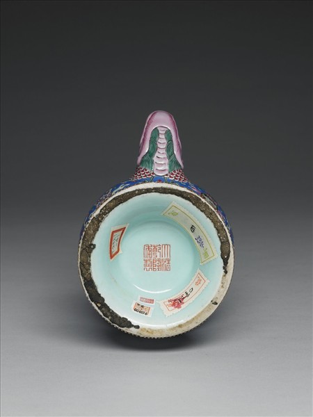 洋彩藍地番蓮紋奔巴壺