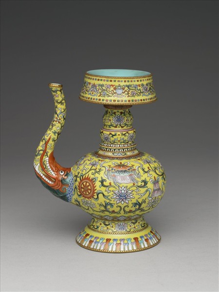 粉彩黃地八吉祥紋奔巴壺