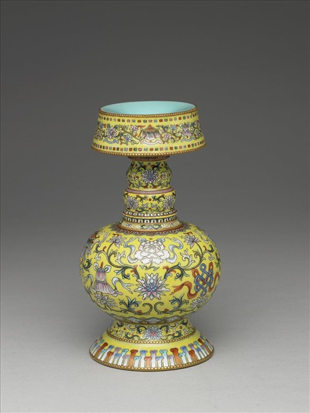 粉彩黃地八吉祥紋奔巴壺