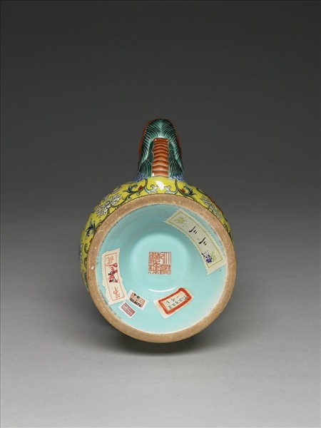 粉彩黃地八吉祥紋奔巴壺