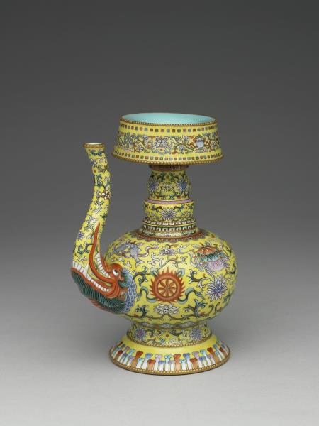 粉彩黃地八吉祥紋奔巴壺