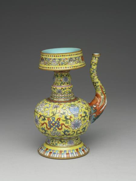 粉彩黃地八吉祥紋奔巴壺