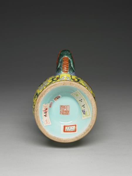 粉彩黃地八吉祥紋奔巴壺