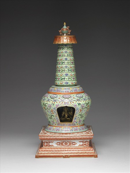 粉彩綠地獸面花卉紋塔