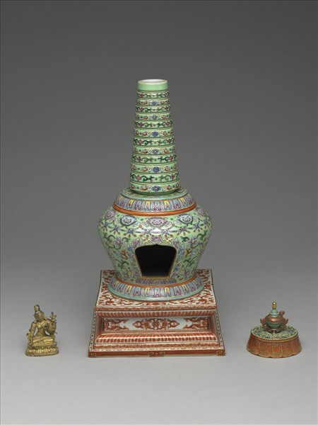 粉彩綠地獸面花卉紋塔