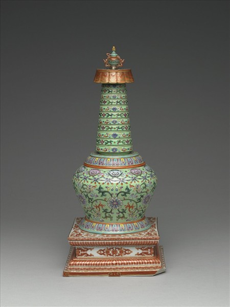 粉彩綠地獸面花卉紋塔