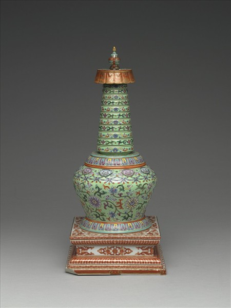 粉彩綠地獸面花卉紋塔